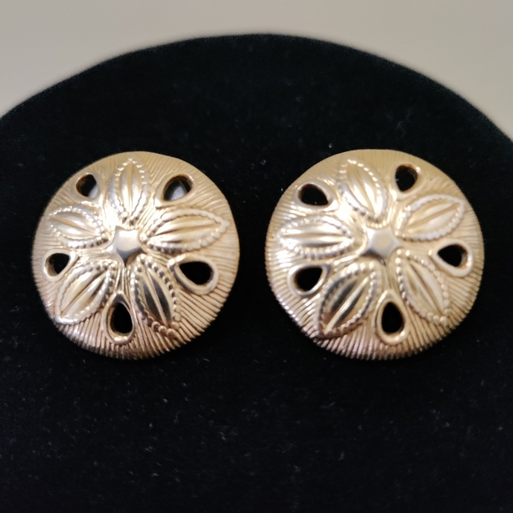Sand Dollar Trifari-like Stud Earrings - Picture 2 of 5